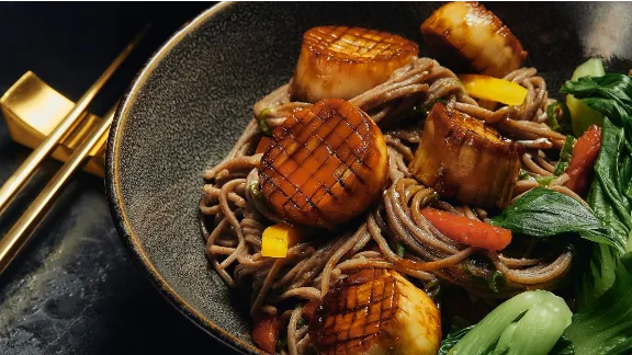 Bol de nouilles soba aux « pétoncles » de pleurote