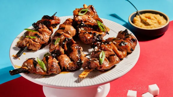 Brochettes de porc glacées au caramel de miso